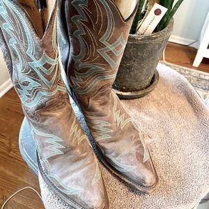 Size 8 Justin cowboy boots.